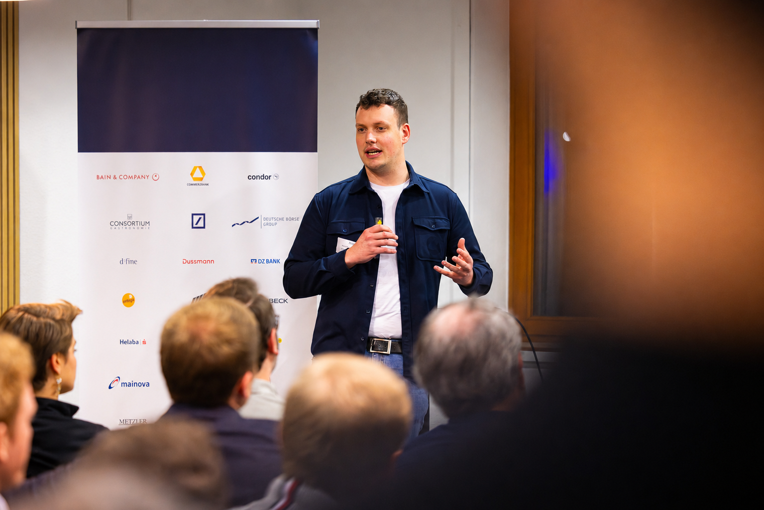 Dr. Yannik Rover bei einer Präsentation